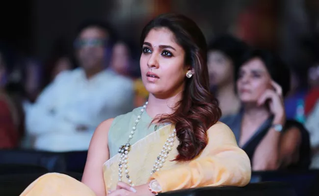 Nayanatara Hand To Director Arivalagan - Sakshi