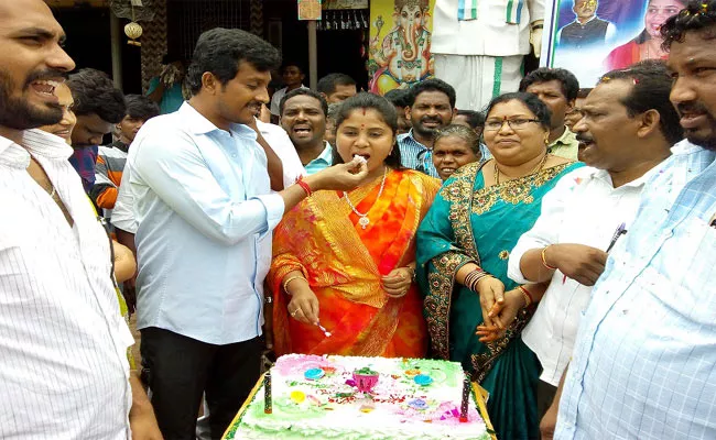 Pushpa Srivani Birthday Celebrations Between Fans And Activists - Sakshi