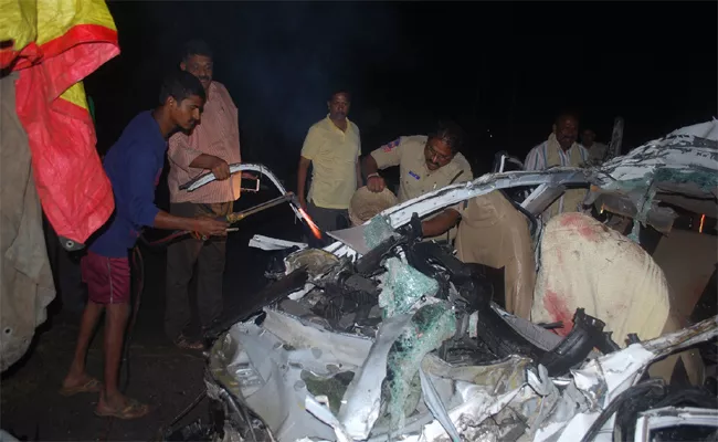 Road Accident In Sultanabad - Sakshi