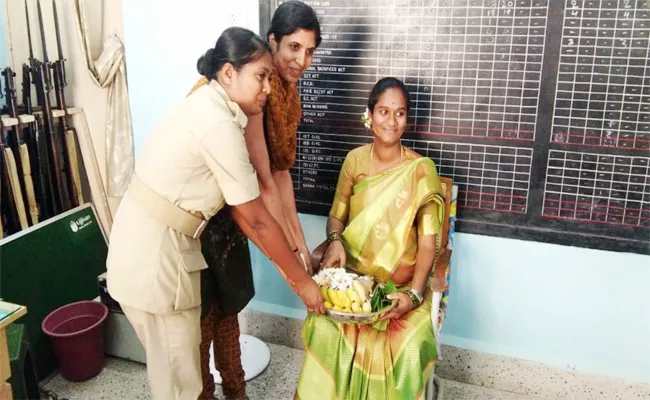 Women Staff Celebrate Seemantham In Police Station Karnataka - Sakshi