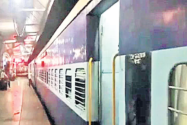 Robbery of the robbers in two trains - Sakshi