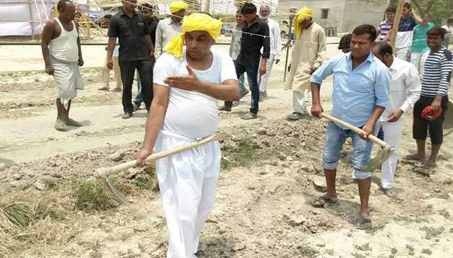 Uttar Pradesh Minister Picked Up A Spade Photos went Viral - Sakshi