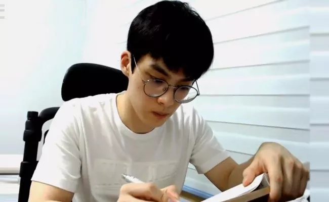 South Korean Man Studying Alone Creates Sensation on YouTube - Sakshi