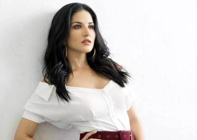 Sunny Leone falls sick, rushed to hospital - Sakshi