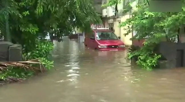 Heavy rains lash Mumbai - Sakshi