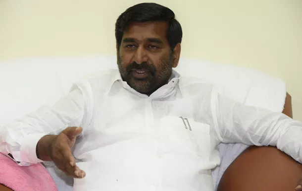 Victims Families Fires On Minister Jagadish Reddy - Sakshi