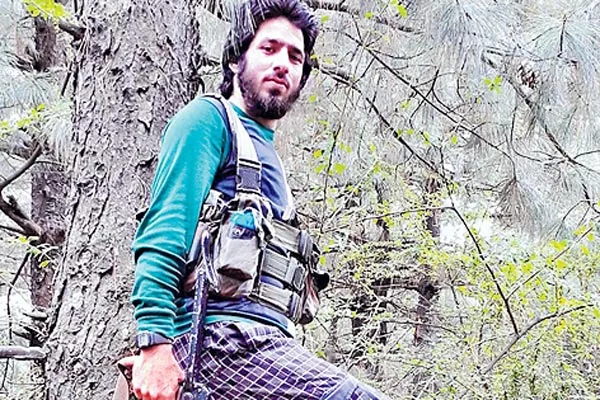 2 Lashkar terrorists eliminated in Kulgam encounter - Sakshi