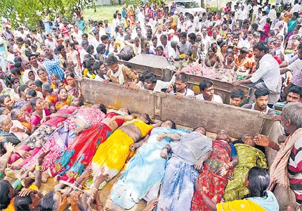 Tractor Accidentally Falls Into Musi River Vemulakonda - Sakshi