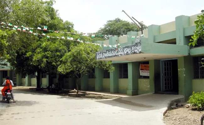 Doctors Negligance In Kurnool Eye Hospital - Sakshi