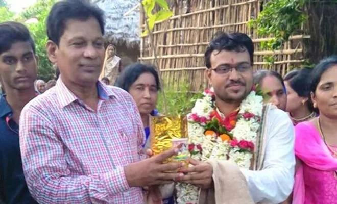 Odisha Man Takes 1000 Saplings As Dowry - Sakshi