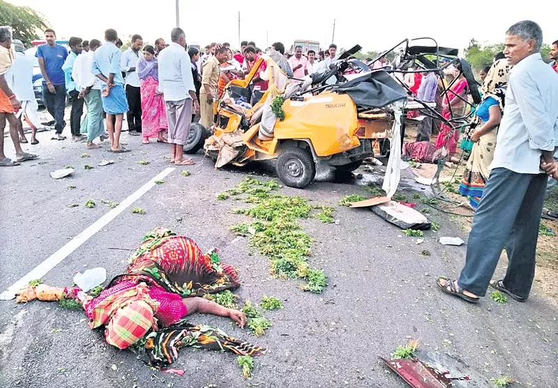 Four persons killed in auto-car collision in Ranga Reddy - Sakshi