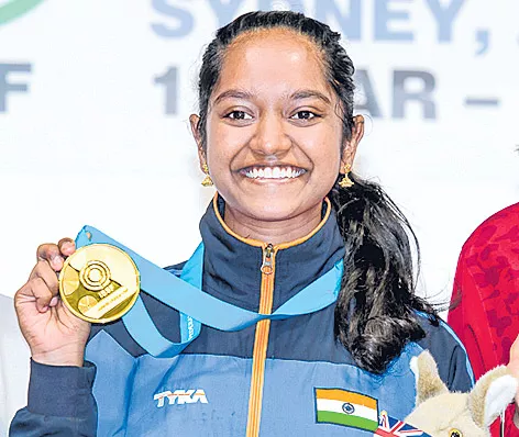 indian shooter ilanivel win a gold meda - Sakshi