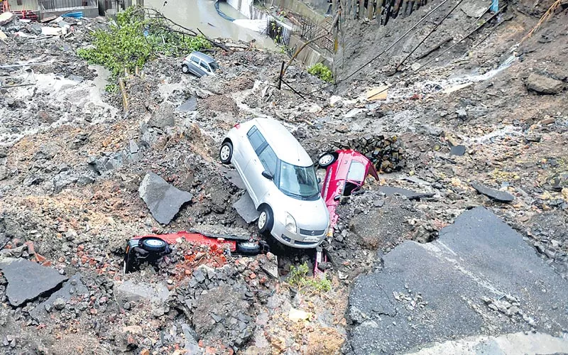 Three Dead In 24 Hours As Heavy Rain Pounds Mumbai - Sakshi