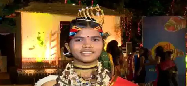 Odisha Woman Pallavi Darua Crowned As India First Tribal Queen - Sakshi