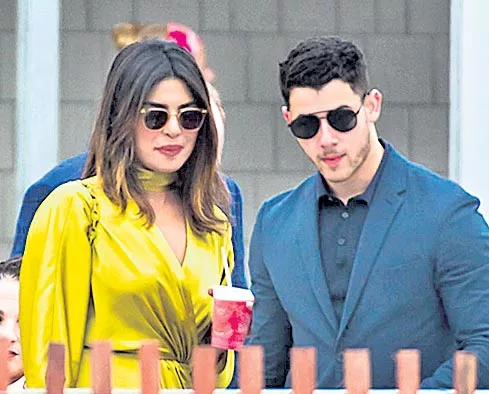 Priyanka Chopra, Nick Jonas And Parineeti's Goa Vacation - Sakshi