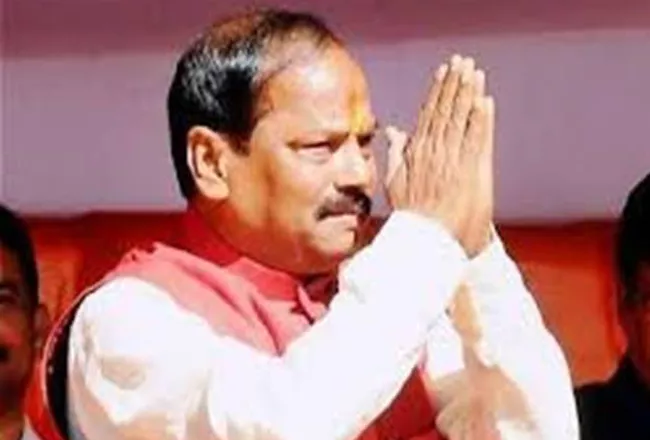 Jharkhand CM Raghubar Das Dances With Tribals In A Mass Marriage Ceremony - Sakshi