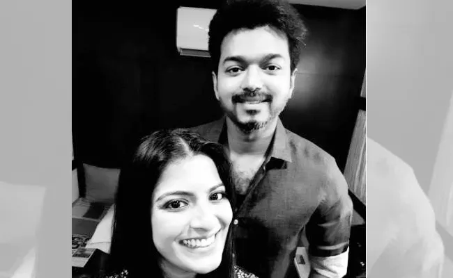 Varalaxmi Sarathkumar Prices Hero Vijay - Sakshi