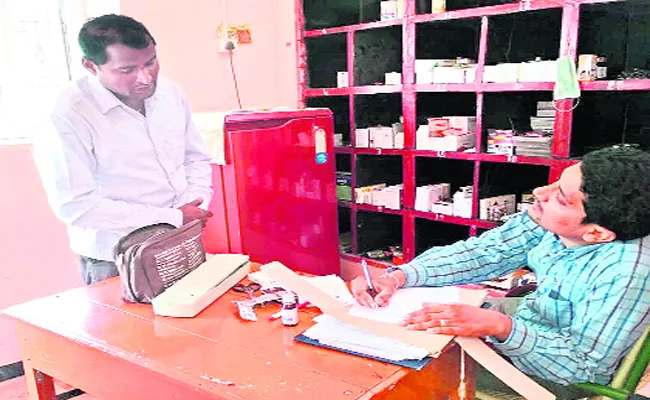 Officials Audits in Medical Shops Kurnool - Sakshi