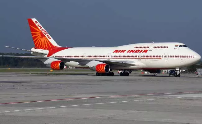 Air India Patna-Delhi flight  makes emergency landing - Sakshi