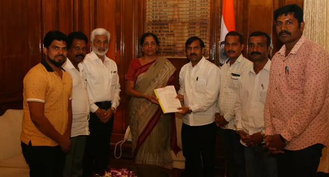 Ex Apprentices Association Employees Meet Central Minister Nirmala Sitharaman - Sakshi