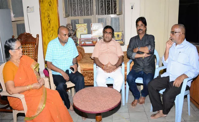 Babu Mohan Visit To The Nerella Family - Sakshi