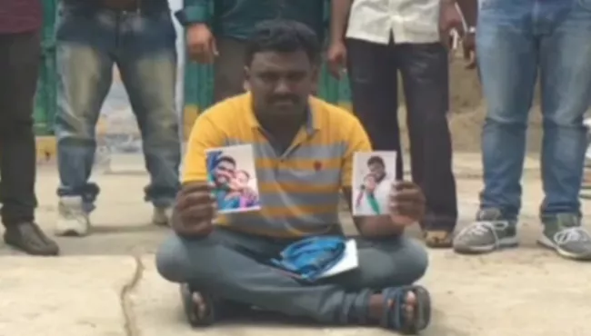 Girl Friend Dharna In Front Of Her Lover House Nizamabad - Sakshi