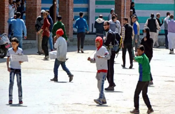 Hizbul, JeM recruited children during Kashmir clashes - Sakshi