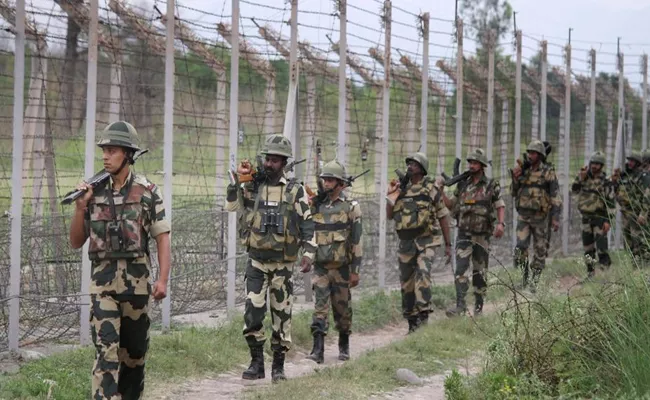 Pakistan Violates Ceasefire In Jammu Kashmir, 2 Jawans, 3 Civilians Killed - Sakshi