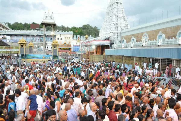 Heavy Rush Of Pilgrims At Tirumala Tirupati Devasthanam - Sakshi