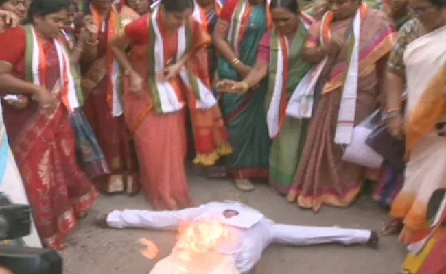 Comments on Sonia Gandhi, KTR Effigy burnt by Women Congress - Sakshi