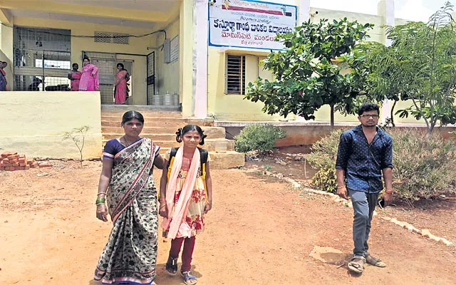 No Water In Kasturba Gandhi Girls Hostel - Sakshi