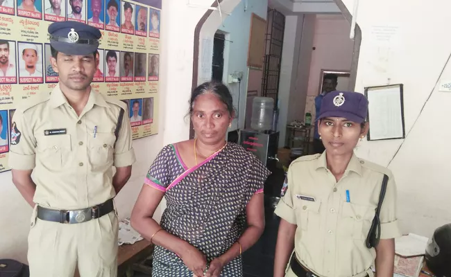 Woman Arrest In Murder Attempt On Husband In Prakasam - Sakshi