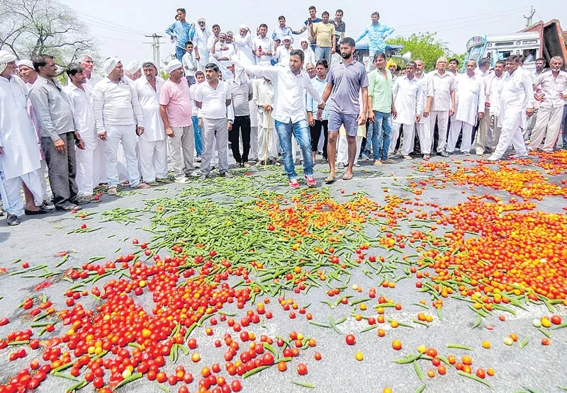 Nationwide farmers agitation enters third day - Sakshi