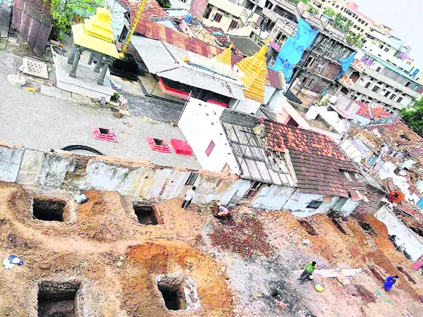 Temple Land Kabza  In Warangal - Sakshi