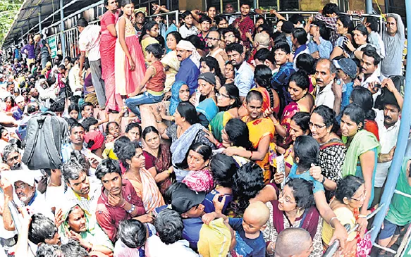 Devotees Waiting for Rented Rooms in Tirumala - Sakshi