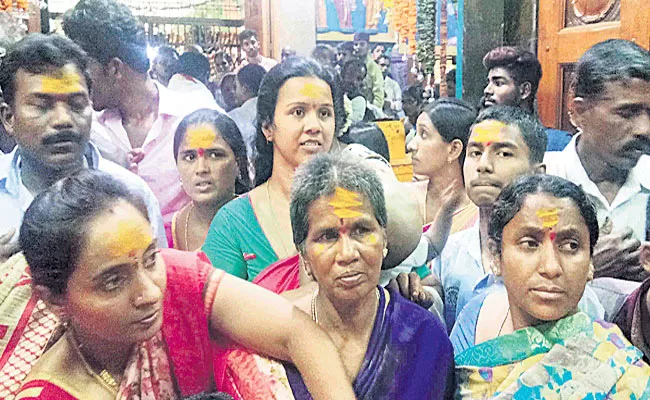 Divoties Rush In komuravelli mallanna temple  - Sakshi