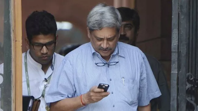 Goa CM Manohar Parrikar Call To Journalists - Sakshi