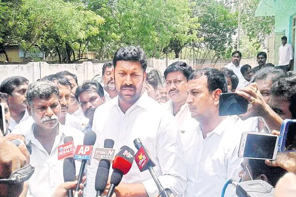 YSRCP MP Avinash Reddy Slams Adinarayanaredy,Chandrababu Over Pedadandluru Incident - Sakshi