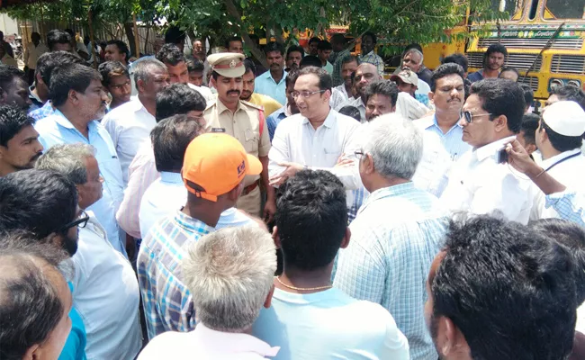 People Protest On Municipal Officers Behave In Guntur - Sakshi