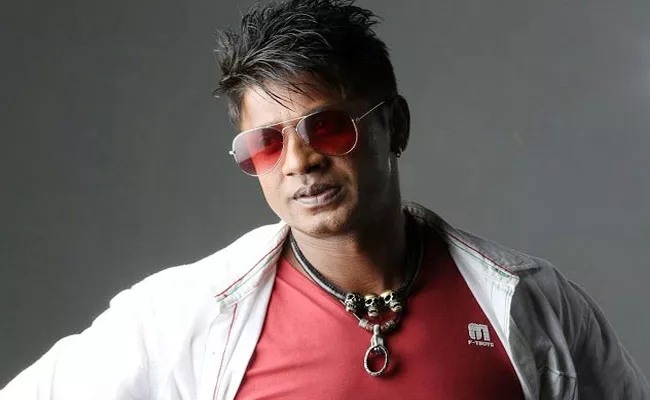 Hero Duniya Vijay has a Narrow Escape - Sakshi