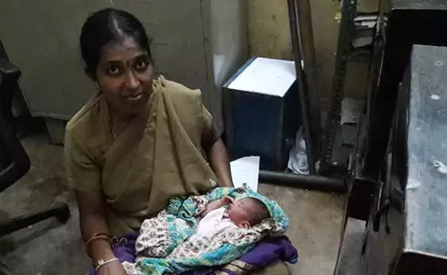 Bangalore Lady Constable Breast Feed Abandoned Baby - Sakshi