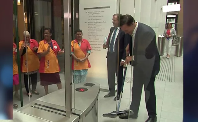 Dutch Prime Minister Clean Floor After  - Sakshi