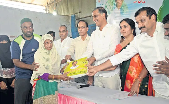 Distribution of dress to 1250 Muslims - Sakshi