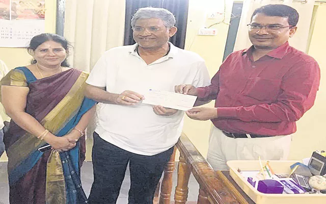 Tanikella Bharani Gave Back  Rythu Bandhu Cheque - Sakshi