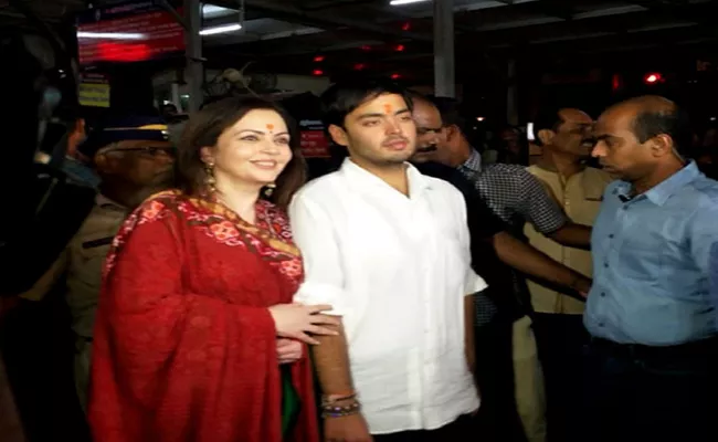 Nita Ambani Distribute Akash Shloka First Engagement Invitation - Sakshi