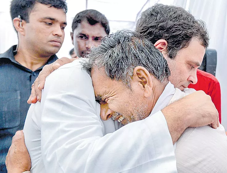 Rahul Gandhi promises farm loan waiver in 10 days - Sakshi