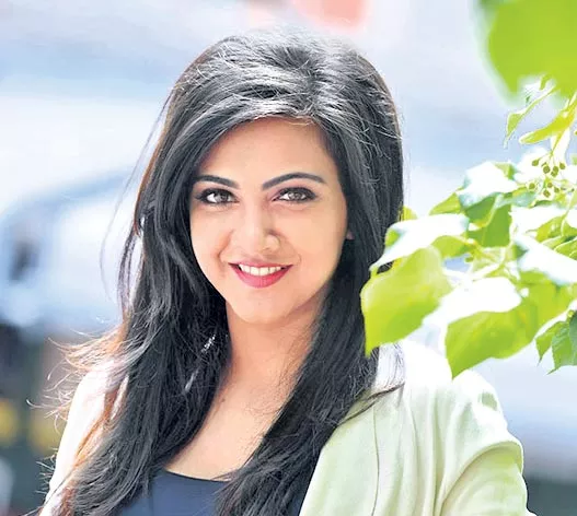 Madonna Sebastian debuts in Kannada with Kotigobba 3 - Sakshi