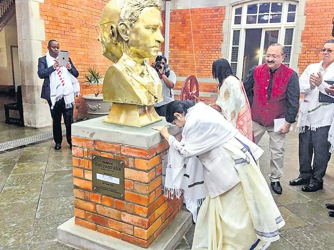 Sushma Swaraj At Pietermaritzburg Station In South Africa - Sakshi