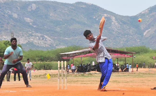 Muni Shekar Playing One Hand Cricket In YSR Cricket Tournament Chittoor - Sakshi