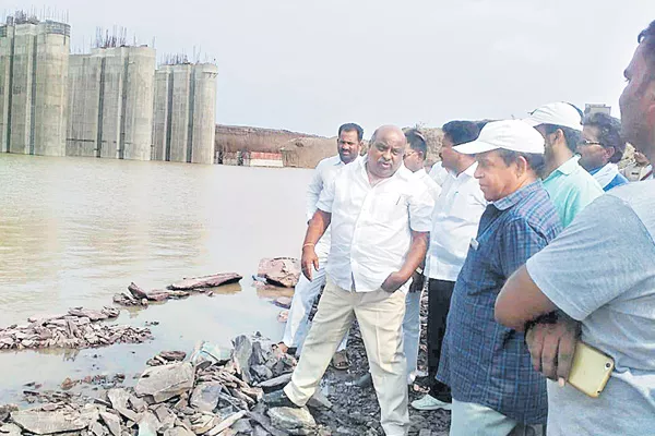 Korata - chanaka barrage works stopped deu to floods - Sakshi